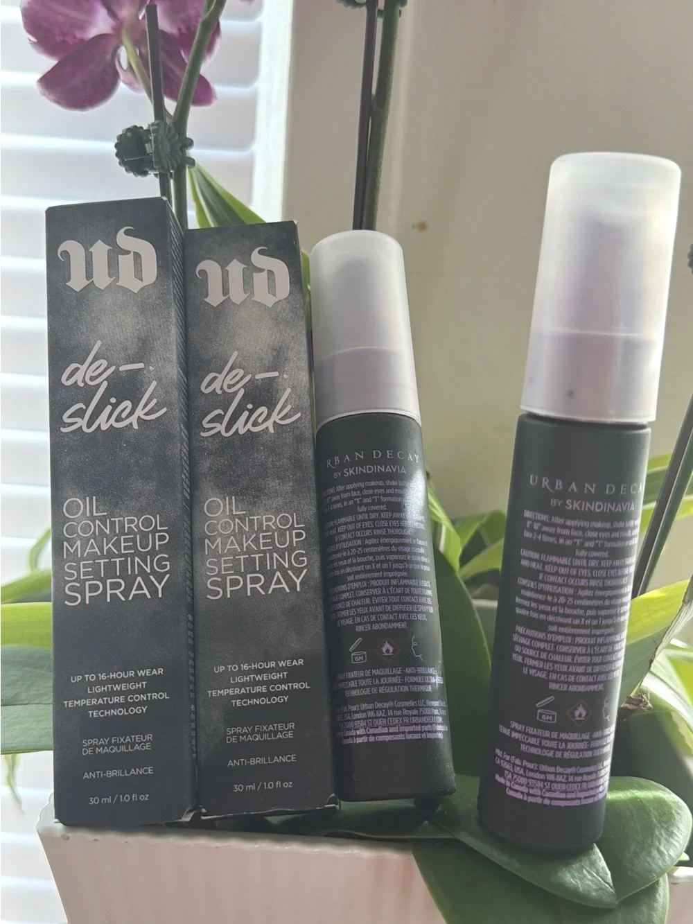 Urban Decay de-slick Makeup Setting Spray — Black with Purple Text